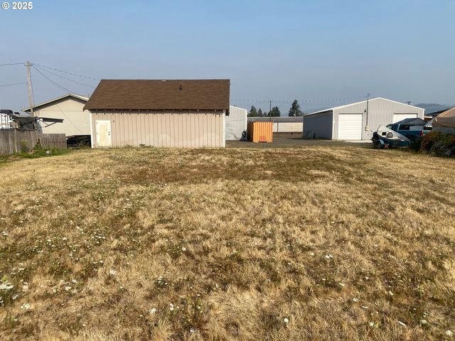 156 N 1ST St, Creswell, OR 97426