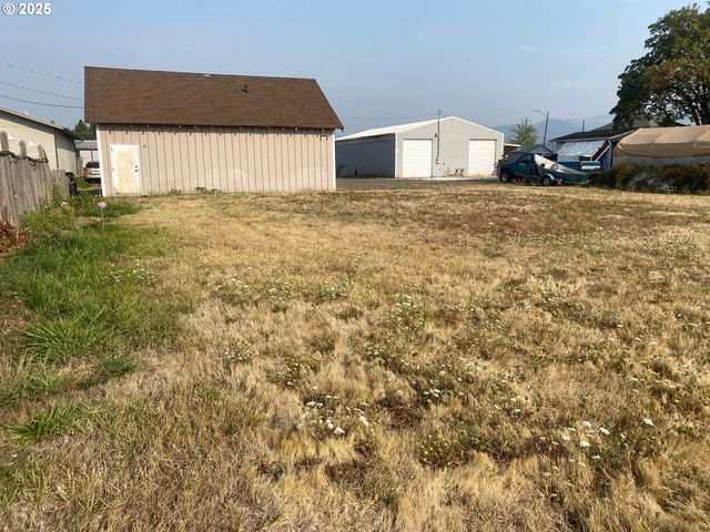 156 N 1ST St, Creswell, OR 97426