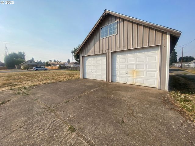 156 N 1ST St, Creswell, OR 97426