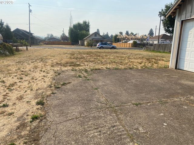 156 N 1ST St, Creswell, OR 97426