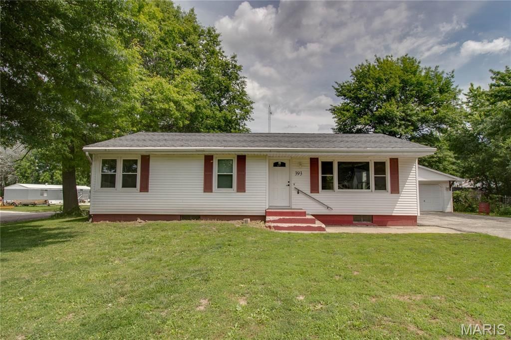 Image 1 of property listing at 393 W Oak Street, Palmyra, IL 62674