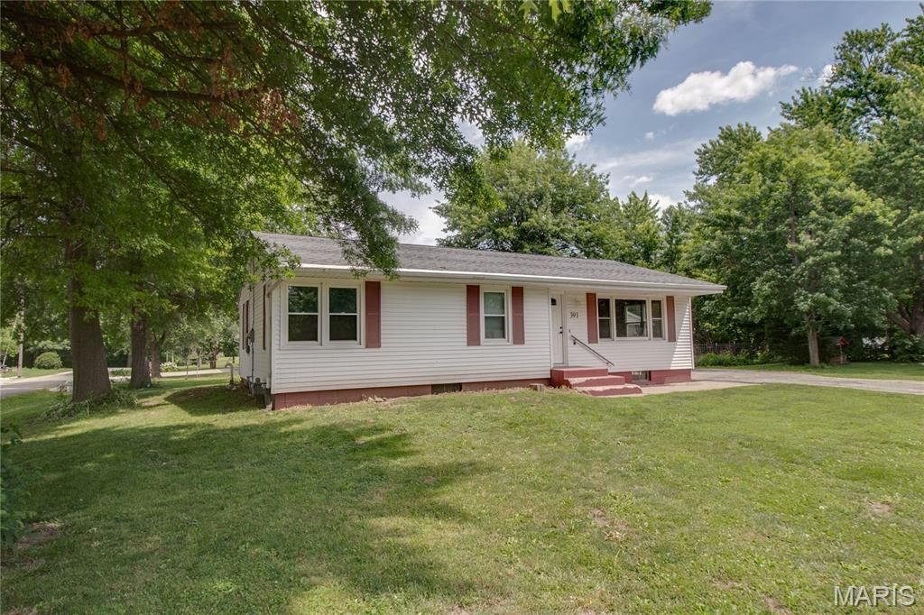 Image 2 of property listing at 393 W Oak Street, Palmyra, IL 62674