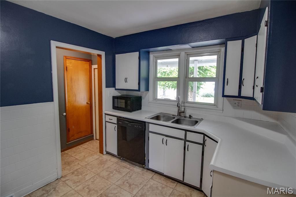 Image 11 of property listing at 393 W Oak Street, Palmyra, IL 62674