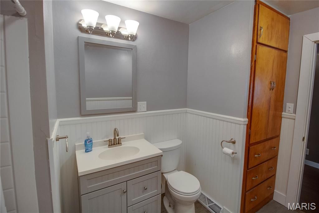 Image 18 of property listing at 393 W Oak Street, Palmyra, IL 62674