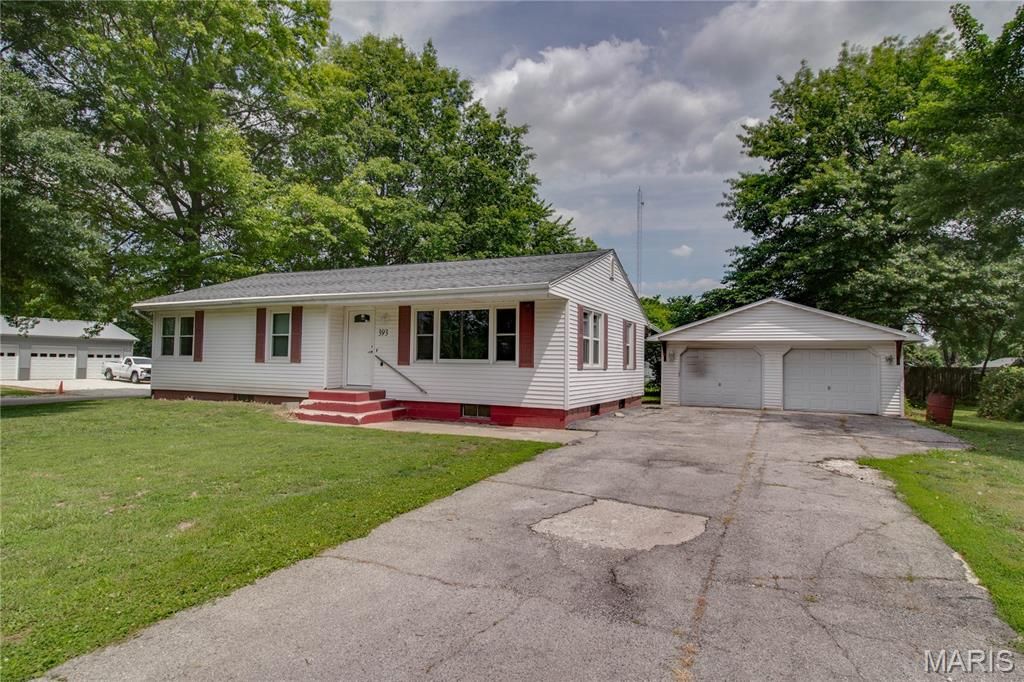 Image 3 of property listing at 393 W Oak Street, Palmyra, IL 62674