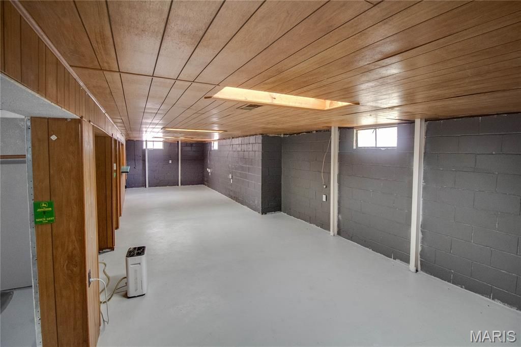 Image 26 of property listing at 393 W Oak Street, Palmyra, IL 62674