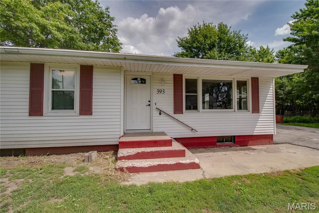 Image 4 of property listing at 393 W Oak Street, Palmyra, IL 62674