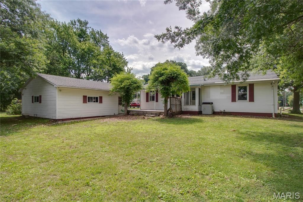 Image 32 of property listing at 393 W Oak Street, Palmyra, IL 62674