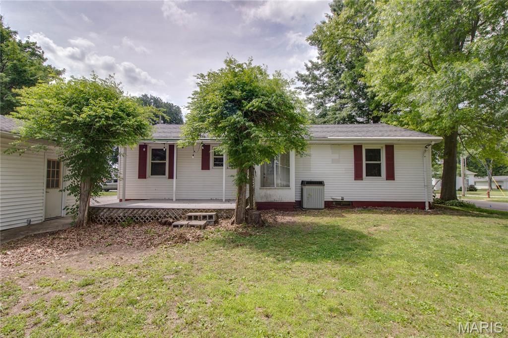 Image 33 of property listing at 393 W Oak Street, Palmyra, IL 62674