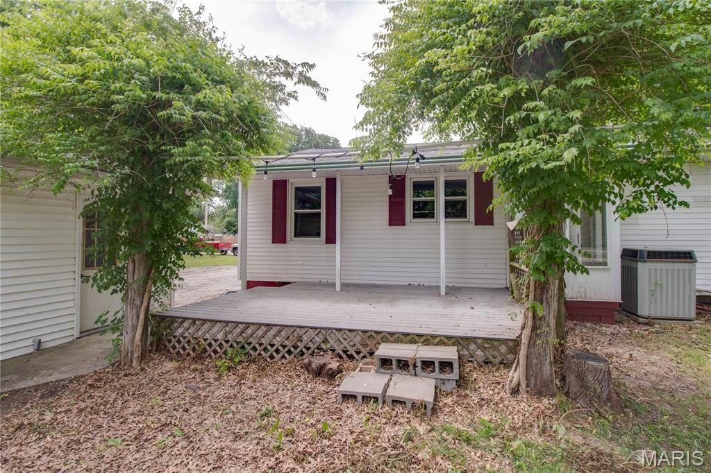 Image 34 of property listing at 393 W Oak Street, Palmyra, IL 62674