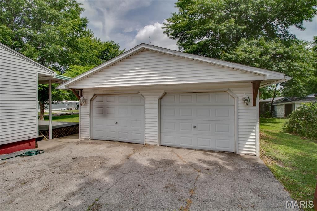 Image 36 of property listing at 393 W Oak Street, Palmyra, IL 62674