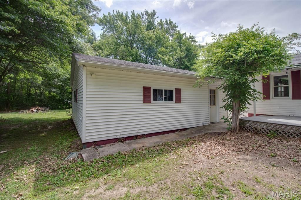 Image 39 of property listing at 393 W Oak Street, Palmyra, IL 62674
