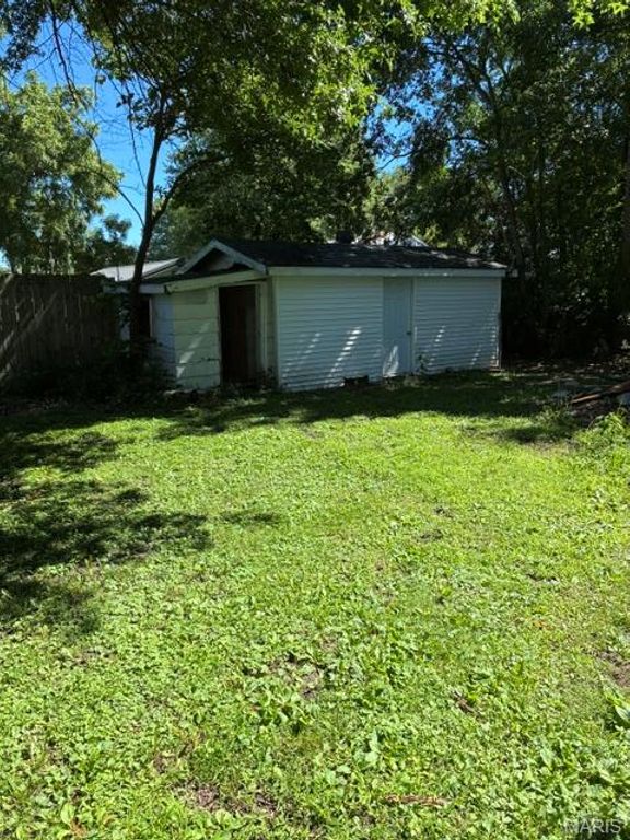 Image 40 of property listing at 393 W Oak Street, Palmyra, IL 62674