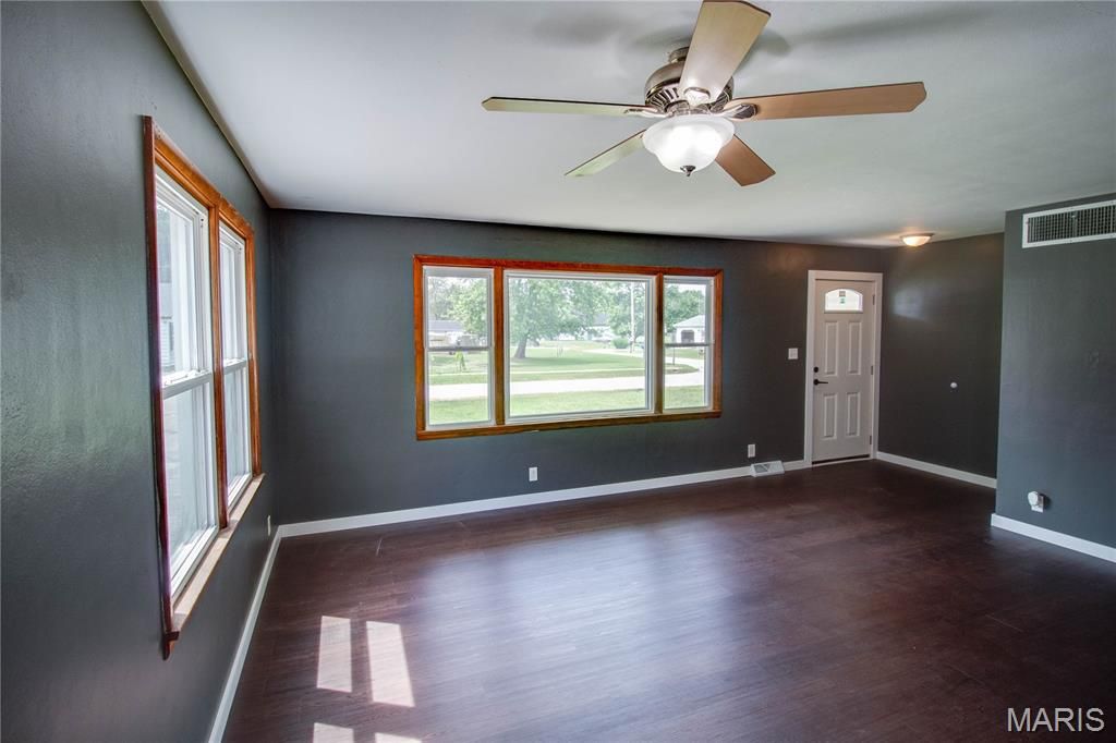 Image 5 of property listing at 393 W Oak Street, Palmyra, IL 62674
