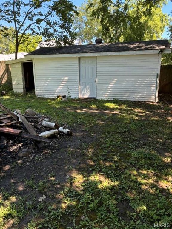 Image 41 of property listing at 393 W Oak Street, Palmyra, IL 62674
