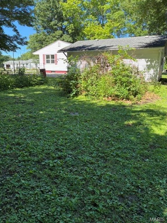 Image 42 of property listing at 393 W Oak Street, Palmyra, IL 62674