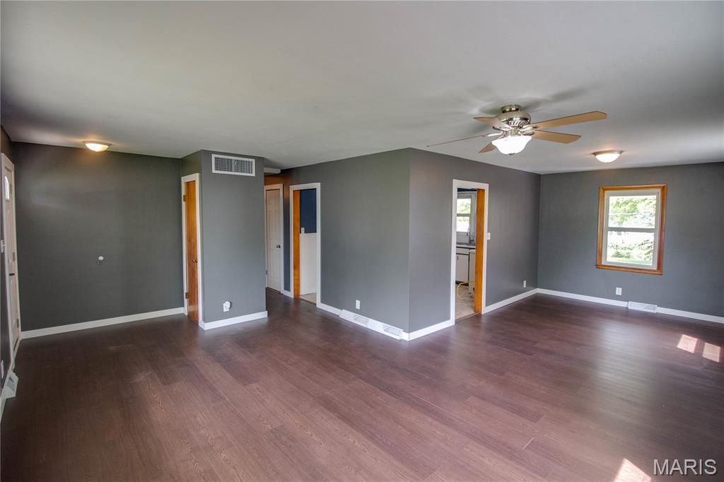 Image 6 of property listing at 393 W Oak Street, Palmyra, IL 62674