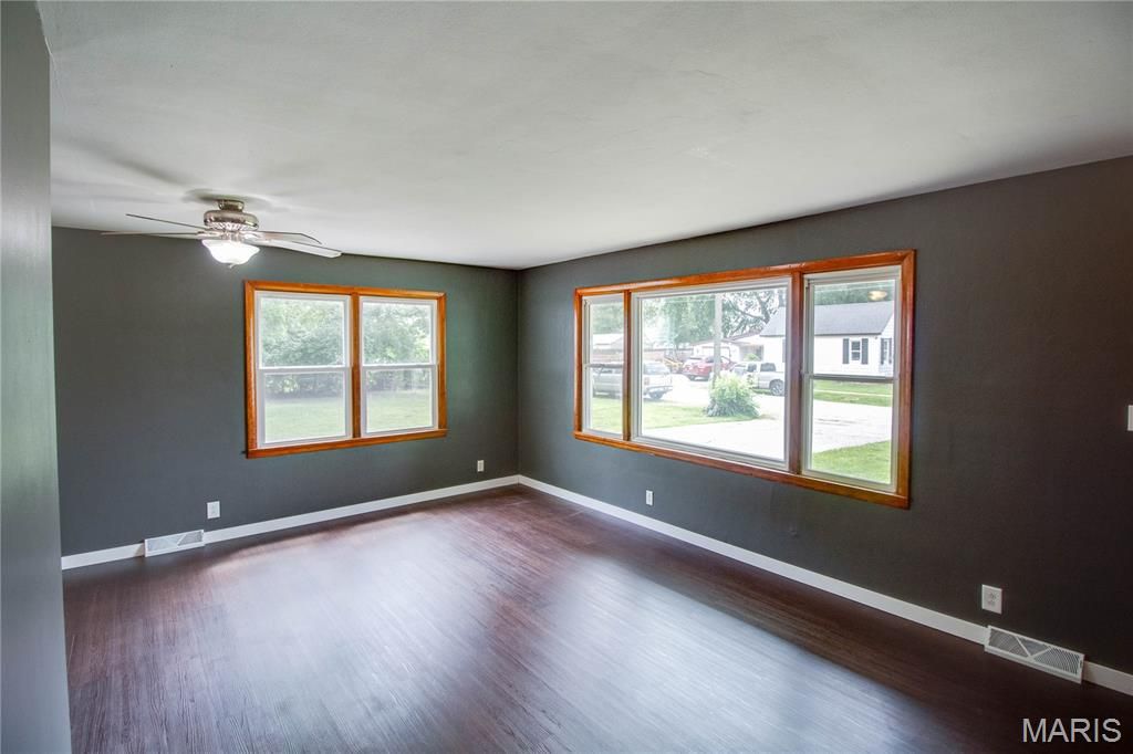 Image 7 of property listing at 393 W Oak Street, Palmyra, IL 62674