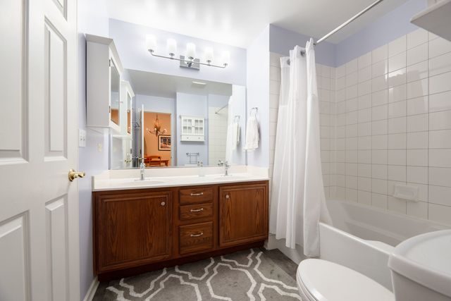 113 Meredith Lane 10-3, Streamwood, IL 60107