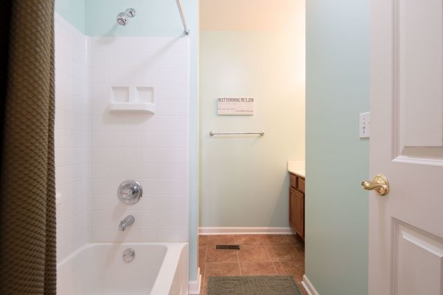 113 Meredith Lane 10-3, Streamwood, IL 60107