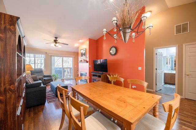 113 Meredith Lane 10-3, Streamwood, IL 60107