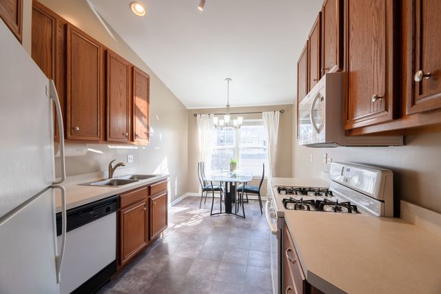 113 Meredith Lane 10-3, Streamwood, IL 60107