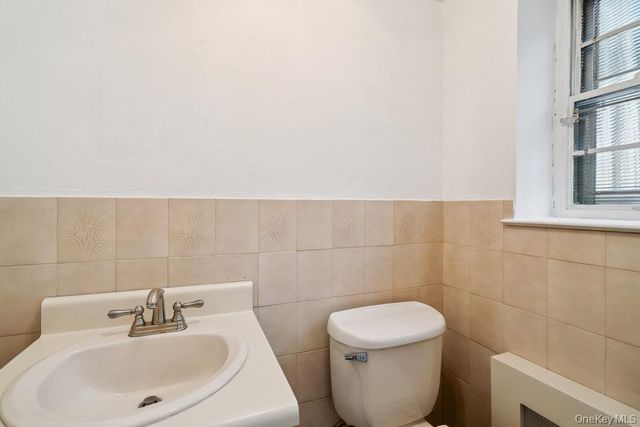 72 Winthrop Road, Plainview, NY 11803