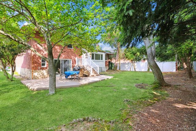 72 Winthrop Road, Plainview, NY 11803