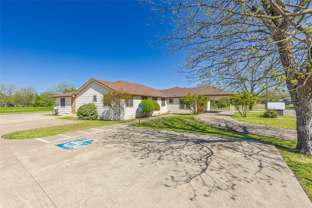 111 N Johnson Street, Farmersville, TX 75442