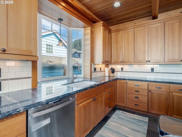 6937 Nw LOGAN Rd, Lincoln City, OR 97367