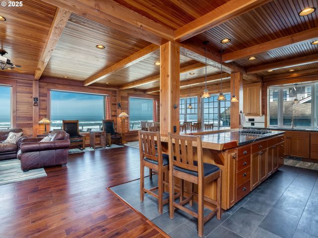 6937 Nw LOGAN Rd, Lincoln City, OR 97367