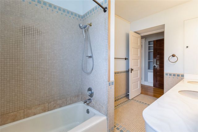1070 37th Street, Des Moines, IA 50311