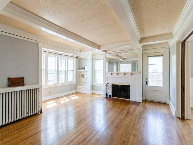 1070 37th Street, Des Moines, IA 50311