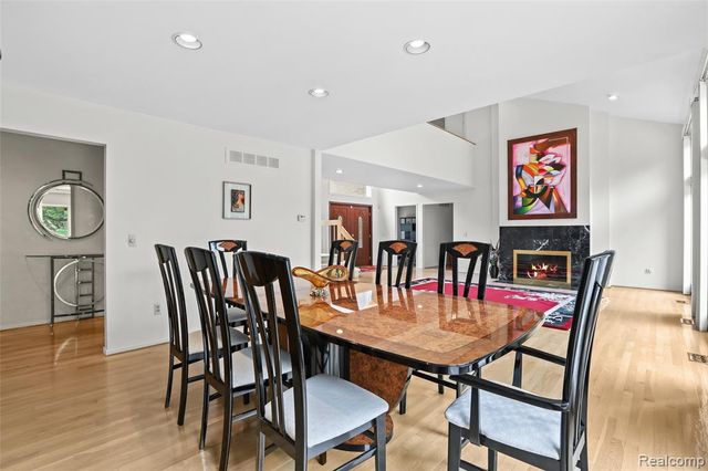 6034 Beachwood Drive, West Bloomfield, MI 48324