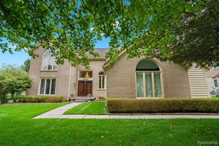 6034 Beachwood Drive, West Bloomfield, MI 48324