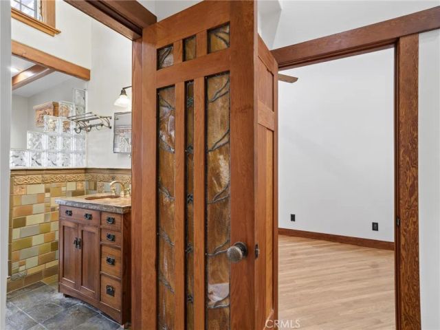 3950 De Longpre Avenue, Los Angeles, CA 90027