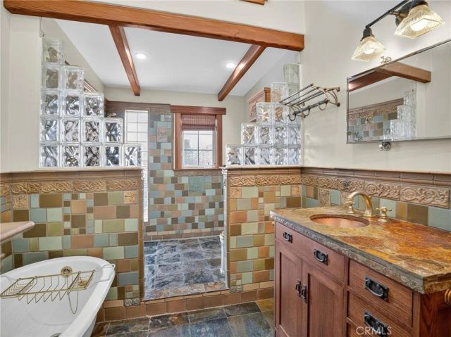 3950 De Longpre Avenue, Los Angeles, CA 90027