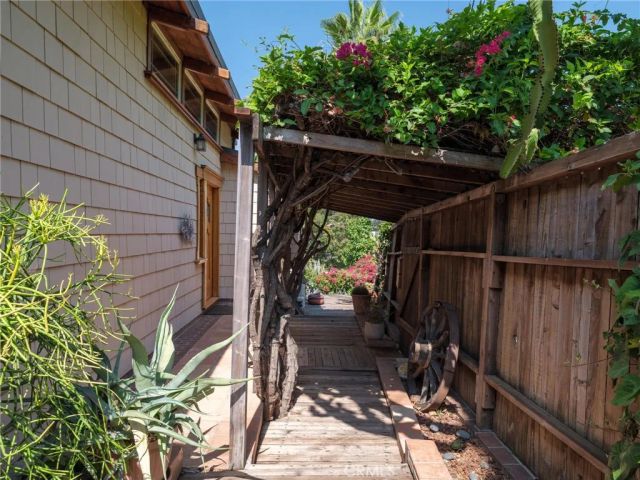 3950 De Longpre Avenue, Los Angeles, CA 90027