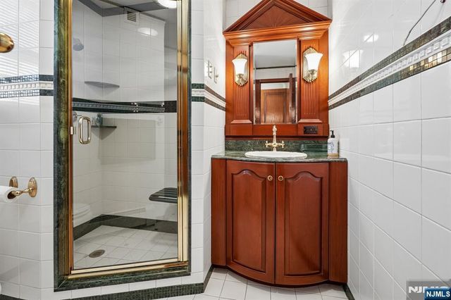 37 Park Avenue, Lyndhurst, NJ 07071