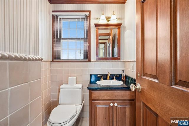 37 Park Avenue, Lyndhurst, NJ 07071