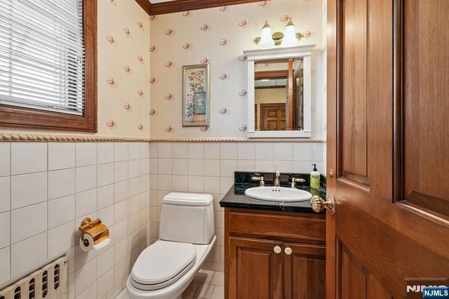 37 Park Avenue, Lyndhurst, NJ 07071