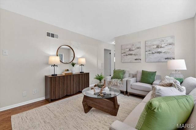 1621 Mowbry Lane, St Louis, MO 63136
