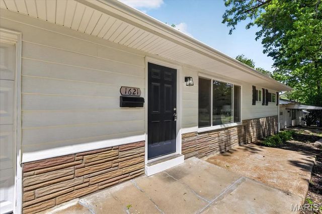 1621 Mowbry Lane, St Louis, MO 63136