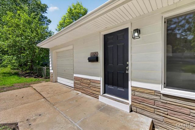 1621 Mowbry Lane, St Louis, MO 63136