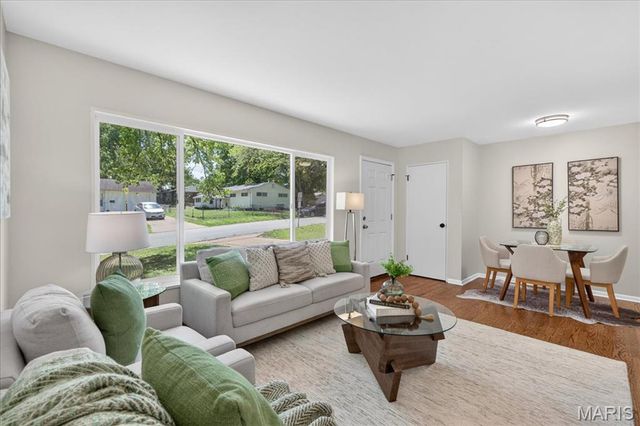 1621 Mowbry Lane, St Louis, MO 63136