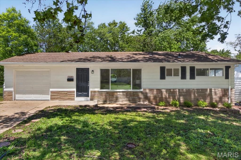1621 Mowbry Lane, St Louis, MO 63136