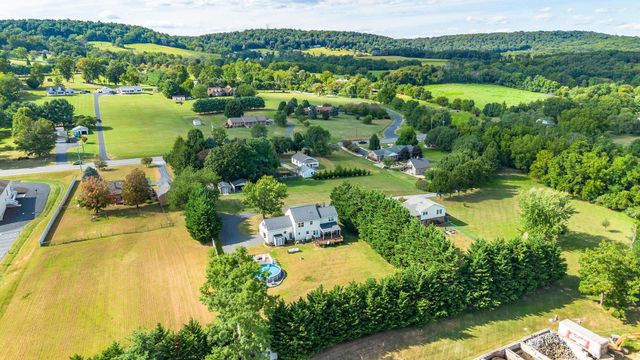 2926 LEE JACKSON HWY, Staunton, VA 24401