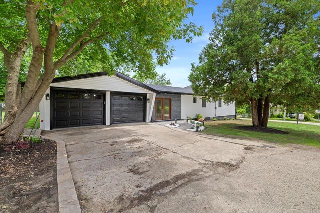W3990 Longfellow DRIVE, Lake Geneva, WI 53147