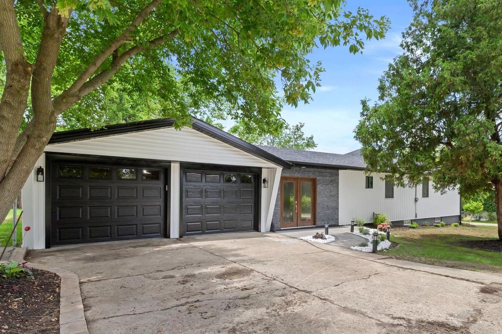 W3990 Longfellow DRIVE, Lake Geneva, WI 53147