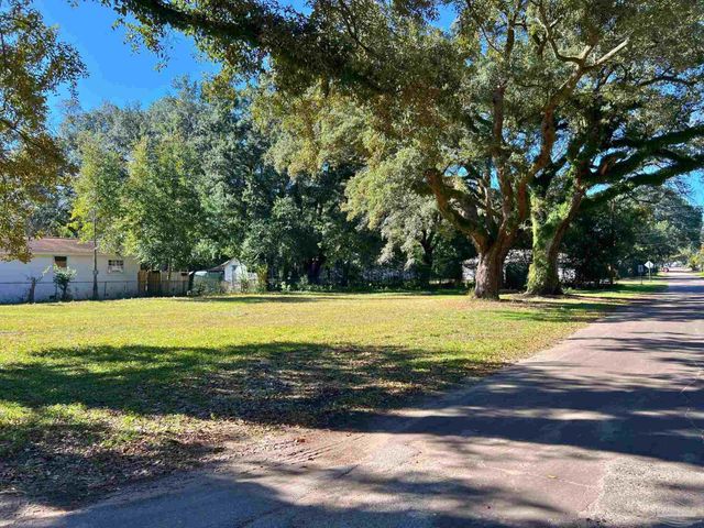 5 Simon Ct, Pensacola, FL 32505